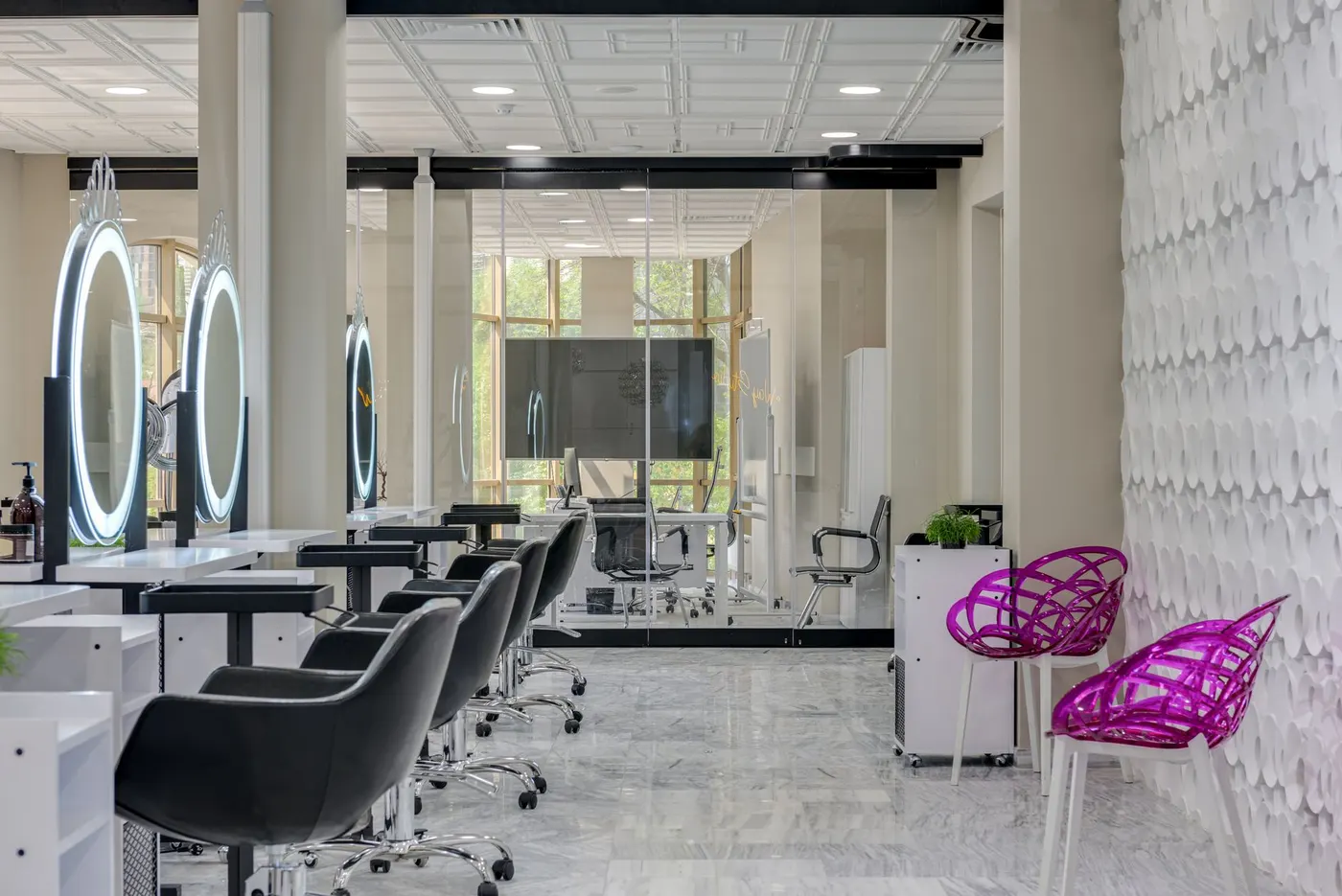 Le salon : fauteuils et lumière douce